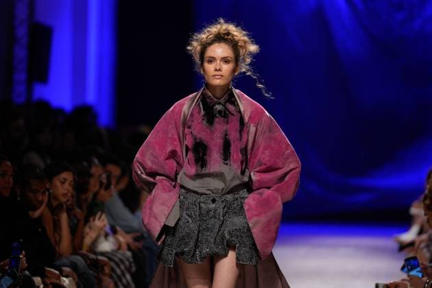 Lisbon Fashion Week in Lisboa, Portugal - 03 Oct 2025 A model walks the runway during Alves Goncalves fashion show at ModaLisboa Base, Lisbon Fashion Week in Lisboa. Lisbon Portugal Copyright: xBrunoxdexCarvalhox xSOPAxImagesx brunodecarvalho_modalisboabase-562