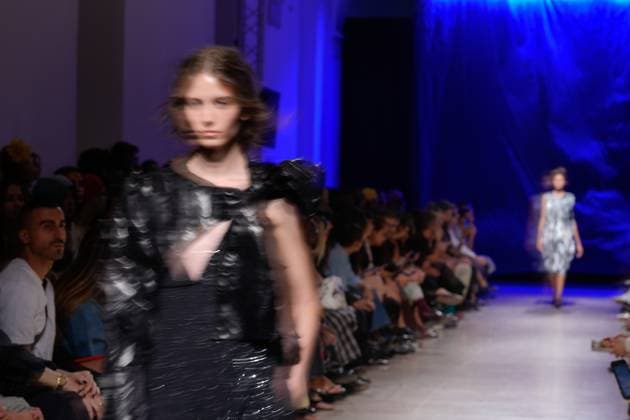 Lisbon Fashion Week in Lisboa, Portugal - 03 Oct 2025 A model walks the runway during Alves Goncalves fashion show at ModaLisboa Base, Lisbon Fashion Week in Lisboa. Lisbon Portugal Copyright: xBrunoxdexCarvalhox xSOPAxImagesx brunodecarvalho_modalisboabase-615