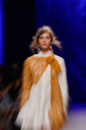 Lisbon Fashion Week in Lisboa, Portugal - 03 Oct 2025 A model walks the runway during Alves Goncalves fashion show at ModaLisboa Base, Lisbon Fashion Week in Lisboa. Lisbon Portugal Copyright: xBrunoxdexCarvalhox xSOPAxImagesx brunodecarvalho_modalisboabase-668