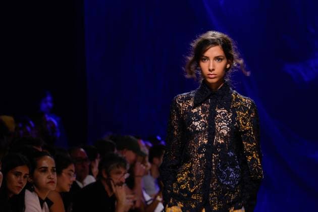 Lisbon Fashion Week in Lisboa, Portugal - 03 Oct 2025 A model walks the runway during Alves Goncalves fashion show at ModaLisboa Base, Lisbon Fashion Week in Lisboa. Lisbon Portugal Copyright: xBrunoxdexCarvalhox xSOPAxImagesx brunodecarvalho_modalisboabase-894