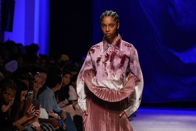 Lisbon Fashion Week in Lisboa, Portugal - 03 Oct 2025 A model walks the runway during Alves Goncalves fashion show at ModaLisboa Base, Lisbon Fashion Week in Lisboa. Lisbon Portugal Copyright: xBrunoxdexCarvalhox xSOPAxImagesx brunodecarvalho_modalisboabase-1141
