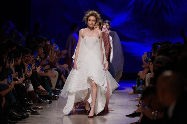 October 3, 2025, Lisbon, Portugal: A model walks the runway during Alves Goncalves fashion show at ModaLisboa Base, Lisbon Fashion Week in Lisboa. Lisbon Portugal - ZUMAs197 20251003_aaa_s197_344 Copyright: xBrunoxdexCarvalhox