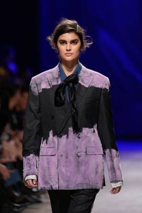 October 3, 2025, Lisbon, Portugal: A model walks the runway during Alves Goncalves fashion show at ModaLisboa Base, Lisbon Fashion Week in Lisboa. Lisbon Portugal - ZUMAs197 20251003_aaa_s197_352 Copyright: xBrunoxdexCarvalhox