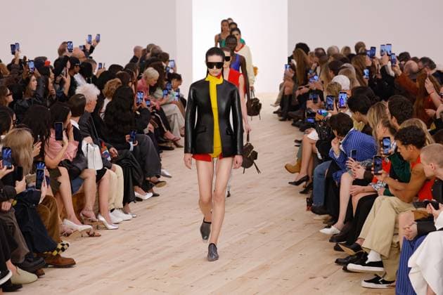 (251004) -- PARIS, Oct. 4, 2025 -- Models present creations from the ready-to-wear Spring Summer 2026 collections by Loewe during the Paris Fashion Week, in Paris, France, on Oct. 3, 2025. ( Handout via Xinhua) FRANCE-PARIS-FASHION WEEK-LOEWE MeetEurope 