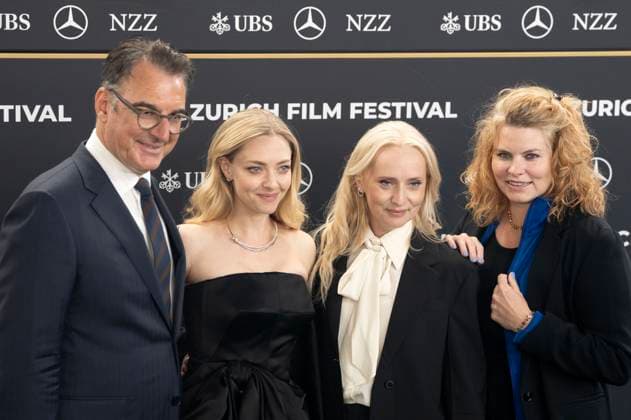 Christian Jungen, Amanda Seyfried, Mona Fastvold und Reta Guetg bei der Premiere des Kinofilms The Testament of Ann Lee auf dem 21. Zurich Film Festival 2025 im Kongresssaal. Zürich, 03.10.2025