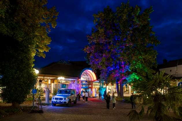 03.10..2025, Internationales Klassikfestival: Festival der Nationen 2025, im Kurhaus Bad Wörishofen (Unterallgäu), Jan Lisiecki (Klavier) und das Mozarteumorchester. Illuminierter Eingangsbereich des Kurhauses. 03.10.2025, Klassikfestival Bad Wörishofen 03.10.2025, Klassikfestival Bad Wörishofen