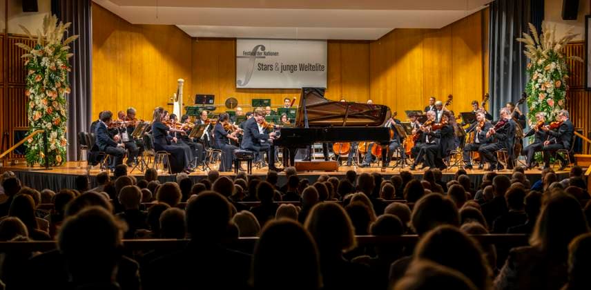 03.10..2025, Internationales Klassikfestival: Festival der Nationen 2025, im Kurhaus Bad Wörishofen (Unterallgäu), Jan Lisiecki (Klavier) und das Mozarteumorchester. 03.10.2025, Klassikfestival Bad Wörishofen 03.10.2025, Klassikfestival Bad Wörishofen