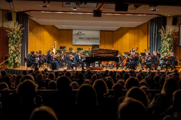 03.10..2025, Internationales Klassikfestival: Festival der Nationen 2025, im Kurhaus Bad Wörishofen (Unterallgäu), Jan Lisiecki (Klavier) und das Mozarteumorchester. 03.10.2025, Klassikfestival Bad Wörishofen 03.10.2025, Klassikfestival Bad Wörishofen