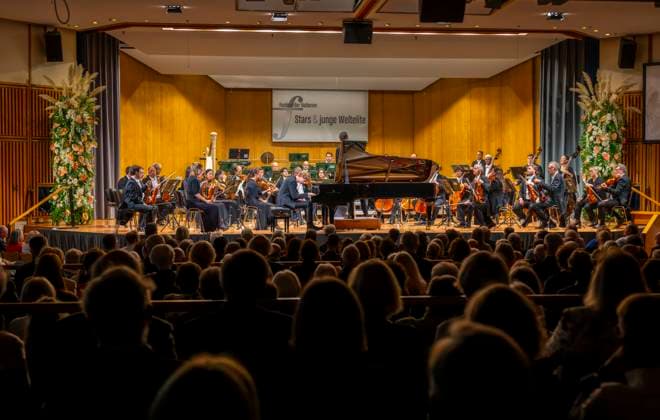 03.10..2025, Internationales Klassikfestival: Festival der Nationen 2025, im Kurhaus Bad Wörishofen (Unterallgäu), Jan Lisiecki (Klavier) und das Mozarteumorchester. 03.10.2025, Klassikfestival Bad Wörishofen 03.10.2025, Klassikfestival Bad Wörishofen