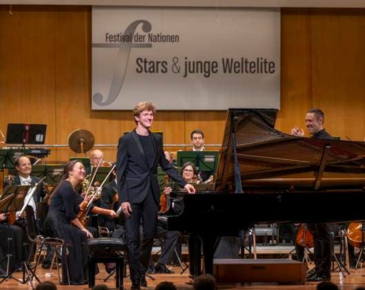03.10..2025, Internationales Klassikfestival: Festival der Nationen 2025, im Kurhaus Bad Wörishofen (Unterallgäu), Jan Lisiecki (Klavier) und das Mozarteumorchester. 03.10.2025, Klassikfestival Bad Wörishofen 03.10.2025, Klassikfestival Bad Wörishofen