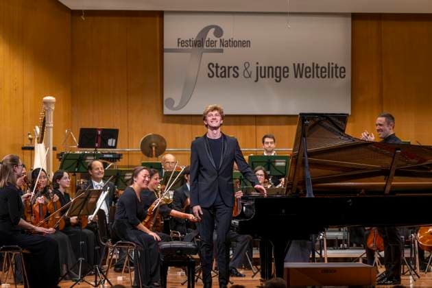 03.10..2025, Internationales Klassikfestival: Festival der Nationen 2025, im Kurhaus Bad Wörishofen (Unterallgäu), Jan Lisiecki (Klavier) und das Mozarteumorchester. 03.10.2025, Klassikfestival Bad Wörishofen 03.10.2025, Klassikfestival Bad Wörishofen