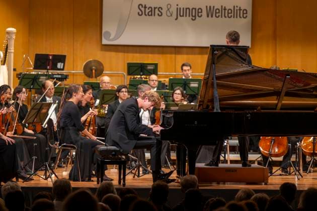 03.10..2025, Internationales Klassikfestival: Festival der Nationen 2025, im Kurhaus Bad Wörishofen (Unterallgäu), Jan Lisiecki (Klavier) und das Mozarteumorchester. 03.10.2025, Klassikfestival Bad Wörishofen 03.10.2025, Klassikfestival Bad Wörishofen