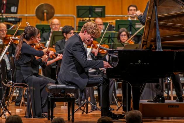 03.10..2025, Internationales Klassikfestival: Festival der Nationen 2025, im Kurhaus Bad Wörishofen (Unterallgäu), Jan Lisiecki (Klavier) und das Mozarteumorchester. 03.10.2025, Klassikfestival Bad Wörishofen 03.10.2025, Klassikfestival Bad Wörishofen
