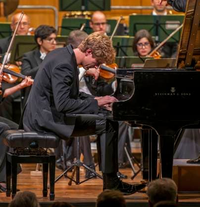 03.10..2025, Internationales Klassikfestival: Festival der Nationen 2025, im Kurhaus Bad Wörishofen (Unterallgäu), Jan Lisiecki (Klavier) und das Mozarteumorchester. 03.10.2025, Klassikfestival Bad Wörishofen 03.10.2025, Klassikfestival Bad Wörishofen
