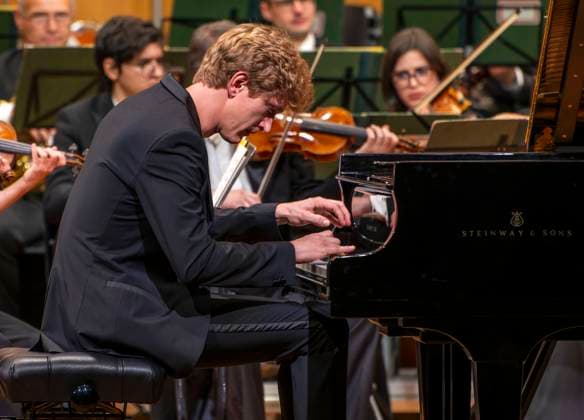 03.10..2025, Internationales Klassikfestival: Festival der Nationen 2025, im Kurhaus Bad Wörishofen (Unterallgäu), Jan Lisiecki (Klavier) und das Mozarteumorchester. 03.10.2025, Klassikfestival Bad Wörishofen 03.10.2025, Klassikfestival Bad Wörishofen