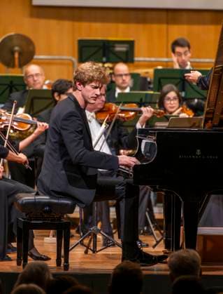 03.10..2025, Internationales Klassikfestival: Festival der Nationen 2025, im Kurhaus Bad Wörishofen (Unterallgäu), Jan Lisiecki (Klavier) und das Mozarteumorchester. 03.10.2025, Klassikfestival Bad Wörishofen 03.10.2025, Klassikfestival Bad Wörishofen