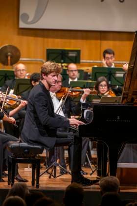 03.10..2025, Internationales Klassikfestival: Festival der Nationen 2025, im Kurhaus Bad Wörishofen (Unterallgäu), Jan Lisiecki (Klavier) und das Mozarteumorchester. 03.10.2025, Klassikfestival Bad Wörishofen 03.10.2025, Klassikfestival Bad Wörishofen