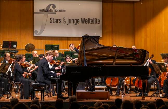 03.10..2025, Internationales Klassikfestival: Festival der Nationen 2025, im Kurhaus Bad Wörishofen (Unterallgäu), Jan Lisiecki (Klavier) und das Mozarteumorchester. 03.10.2025, Klassikfestival Bad Wörishofen 03.10.2025, Klassikfestival Bad Wörishofen