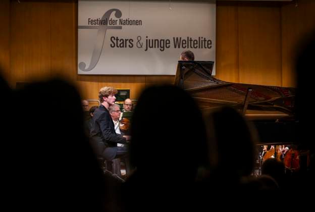 03.10..2025, Internationales Klassikfestival: Festival der Nationen 2025, im Kurhaus Bad Wörishofen (Unterallgäu), Jan Lisiecki (Klavier) und das Mozarteumorchester. 03.10.2025, Klassikfestival Bad Wörishofen 03.10.2025, Klassikfestival Bad Wörishofen