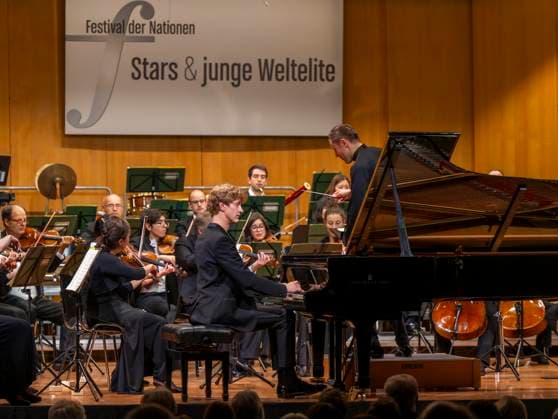03.10..2025, Internationales Klassikfestival: Festival der Nationen 2025, im Kurhaus Bad Wörishofen (Unterallgäu), Jan Lisiecki (Klavier) und das Mozarteumorchester. 03.10.2025, Klassikfestival Bad Wörishofen 03.10.2025, Klassikfestival Bad Wörishofen