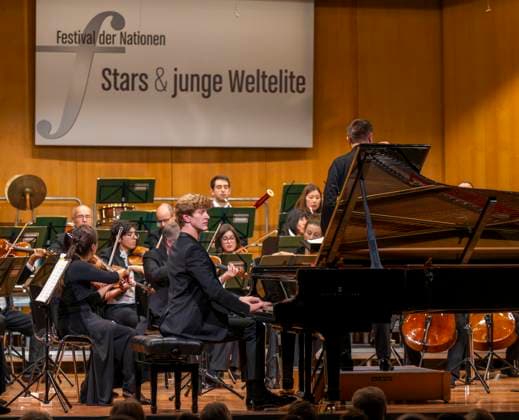 03.10..2025, Internationales Klassikfestival: Festival der Nationen 2025, im Kurhaus Bad Wörishofen (Unterallgäu), Jan Lisiecki (Klavier) und das Mozarteumorchester. 03.10.2025, Klassikfestival Bad Wörishofen 03.10.2025, Klassikfestival Bad Wörishofen