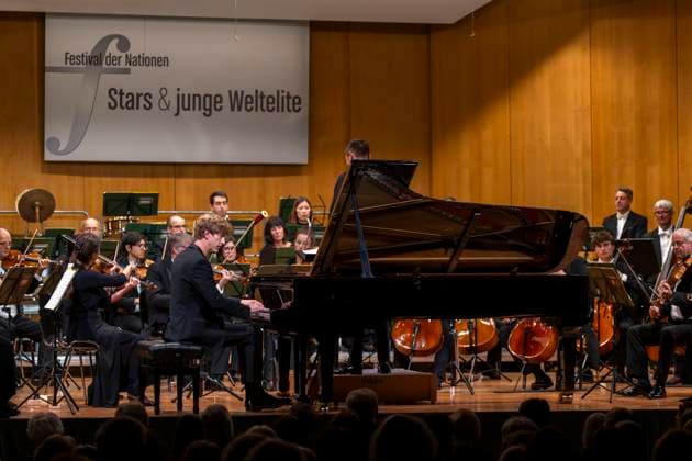 03.10..2025, Internationales Klassikfestival: Festival der Nationen 2025, im Kurhaus Bad Wörishofen (Unterallgäu), Jan Lisiecki (Klavier) und das Mozarteumorchester. 03.10.2025, Klassikfestival Bad Wörishofen 03.10.2025, Klassikfestival Bad Wörishofen