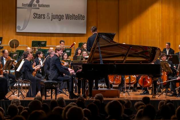 03.10..2025, Internationales Klassikfestival: Festival der Nationen 2025, im Kurhaus Bad Wörishofen (Unterallgäu), Jan Lisiecki (Klavier) und das Mozarteumorchester. 03.10.2025, Klassikfestival Bad Wörishofen 03.10.2025, Klassikfestival Bad Wörishofen