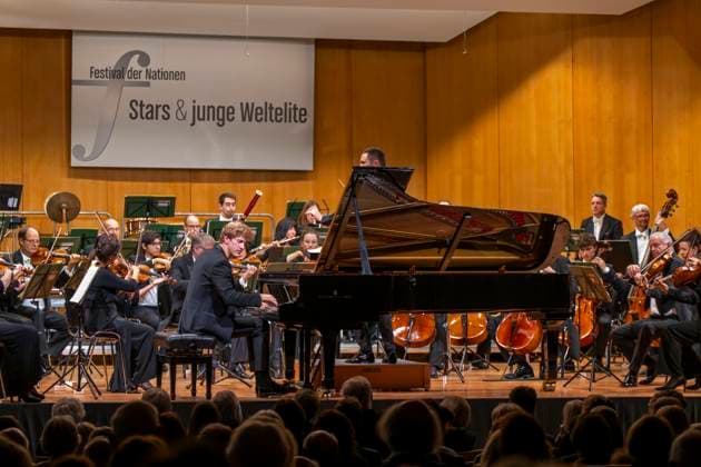 03.10..2025, Internationales Klassikfestival: Festival der Nationen 2025, im Kurhaus Bad Wörishofen (Unterallgäu), Jan Lisiecki (Klavier) und das Mozarteumorchester. 03.10.2025, Klassikfestival Bad Wörishofen 03.10.2025, Klassikfestival Bad Wörishofen