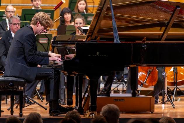 03.10..2025, Internationales Klassikfestival: Festival der Nationen 2025, im Kurhaus Bad Wörishofen (Unterallgäu), Jan Lisiecki (Klavier) und das Mozarteumorchester. 03.10.2025, Klassikfestival Bad Wörishofen 03.10.2025, Klassikfestival Bad Wörishofen