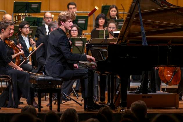 03.10..2025, Internationales Klassikfestival: Festival der Nationen 2025, im Kurhaus Bad Wörishofen (Unterallgäu), Jan Lisiecki (Klavier) und das Mozarteumorchester. 03.10.2025, Klassikfestival Bad Wörishofen 03.10.2025, Klassikfestival Bad Wörishofen