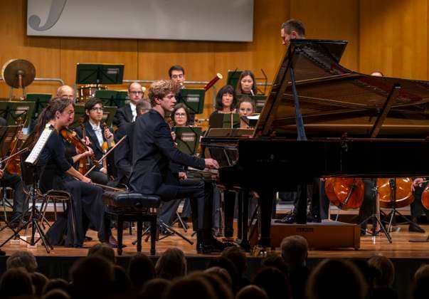 03.10..2025, Internationales Klassikfestival: Festival der Nationen 2025, im Kurhaus Bad Wörishofen (Unterallgäu), Jan Lisiecki (Klavier) und das Mozarteumorchester. 03.10.2025, Klassikfestival Bad Wörishofen 03.10.2025, Klassikfestival Bad Wörishofen