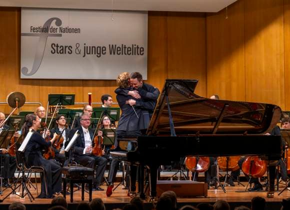 03.10..2025, Internationales Klassikfestival: Festival der Nationen 2025, im Kurhaus Bad Wörishofen (Unterallgäu), Jan Lisiecki (Klavier) und das Mozarteumorchester. 03.10.2025, Klassikfestival Bad Wörishofen 03.10.2025, Klassikfestival Bad Wörishofen