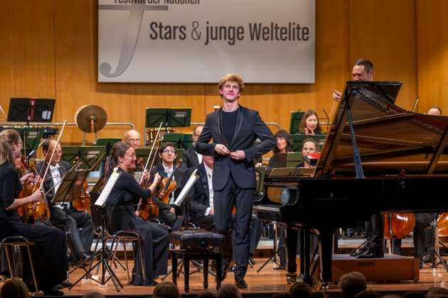 03.10..2025, Internationales Klassikfestival: Festival der Nationen 2025, im Kurhaus Bad Wörishofen (Unterallgäu), Jan Lisiecki (Klavier) und das Mozarteumorchester. 03.10.2025, Klassikfestival Bad Wörishofen 03.10.2025, Klassikfestival Bad Wörishofen