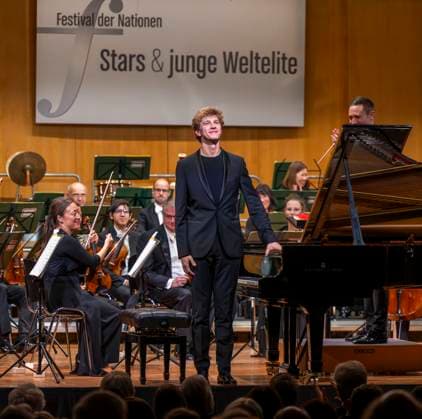 03.10..2025, Internationales Klassikfestival: Festival der Nationen 2025, im Kurhaus Bad Wörishofen (Unterallgäu), Jan Lisiecki (Klavier) und das Mozarteumorchester. 03.10.2025, Klassikfestival Bad Wörishofen 03.10.2025, Klassikfestival Bad Wörishofen
