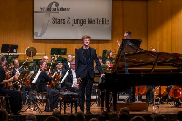 03.10..2025, Internationales Klassikfestival: Festival der Nationen 2025, im Kurhaus Bad Wörishofen (Unterallgäu), Jan Lisiecki (Klavier) und das Mozarteumorchester. 03.10.2025, Klassikfestival Bad Wörishofen 03.10.2025, Klassikfestival Bad Wörishofen