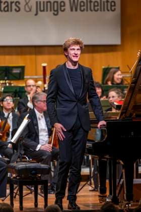 03.10..2025, Internationales Klassikfestival: Festival der Nationen 2025, im Kurhaus Bad Wörishofen (Unterallgäu), Jan Lisiecki (Klavier) und das Mozarteumorchester. 03.10.2025, Klassikfestival Bad Wörishofen 03.10.2025, Klassikfestival Bad Wörishofen