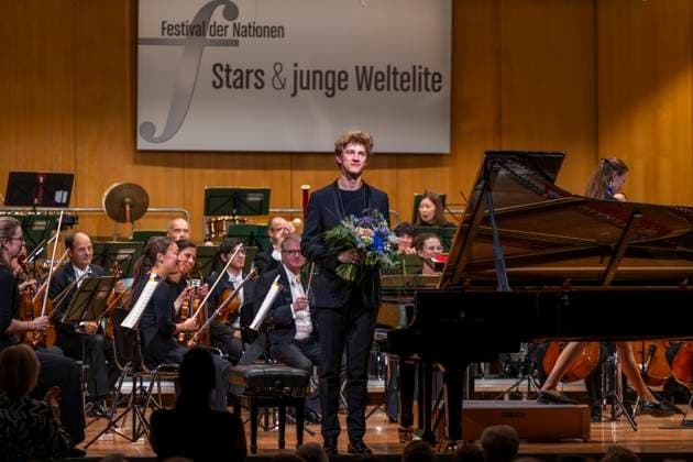 03.10..2025, Internationales Klassikfestival: Festival der Nationen 2025, im Kurhaus Bad Wörishofen (Unterallgäu), Jan Lisiecki (Klavier) und das Mozarteumorchester. 03.10.2025, Klassikfestival Bad Wörishofen 03.10.2025, Klassikfestival Bad Wörishofen
