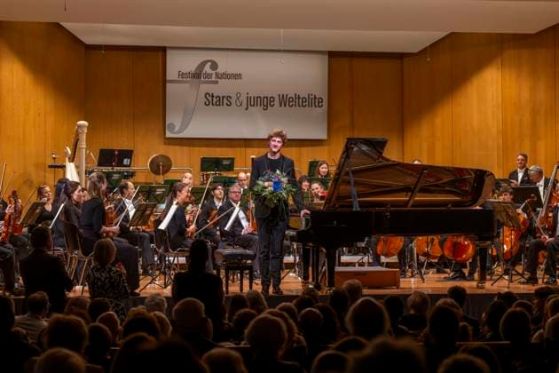 03.10..2025, Internationales Klassikfestival: Festival der Nationen 2025, im Kurhaus Bad Wörishofen (Unterallgäu), Jan Lisiecki (Klavier) und das Mozarteumorchester. 03.10.2025, Klassikfestival Bad Wörishofen 03.10.2025, Klassikfestival Bad Wörishofen