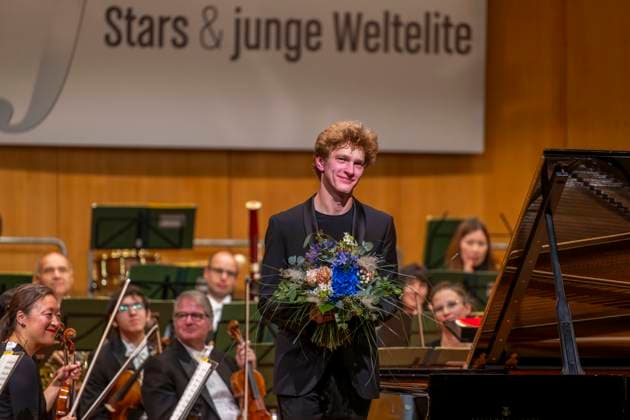 03.10..2025, Internationales Klassikfestival: Festival der Nationen 2025, im Kurhaus Bad Wörishofen (Unterallgäu), Jan Lisiecki (Klavier) und das Mozarteumorchester. 03.10.2025, Klassikfestival Bad Wörishofen 03.10.2025, Klassikfestival Bad Wörishofen