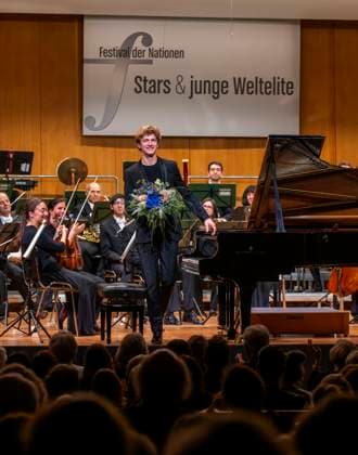 03.10..2025, Internationales Klassikfestival: Festival der Nationen 2025, im Kurhaus Bad Wörishofen (Unterallgäu), Jan Lisiecki (Klavier) und das Mozarteumorchester. 03.10.2025, Klassikfestival Bad Wörishofen 03.10.2025, Klassikfestival Bad Wörishofen