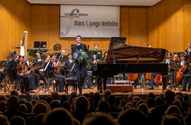 03.10..2025, Internationales Klassikfestival: Festival der Nationen 2025, im Kurhaus Bad Wörishofen (Unterallgäu), Jan Lisiecki (Klavier) und das Mozarteumorchester. 03.10.2025, Klassikfestival Bad Wörishofen 03.10.2025, Klassikfestival Bad Wörishofen