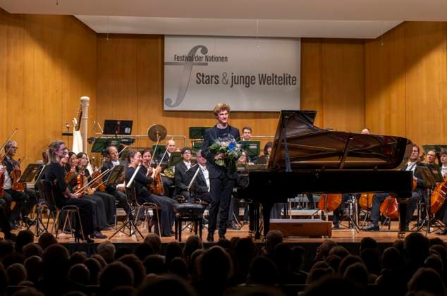 03.10..2025, Internationales Klassikfestival: Festival der Nationen 2025, im Kurhaus Bad Wörishofen (Unterallgäu), Jan Lisiecki (Klavier) und das Mozarteumorchester. 03.10.2025, Klassikfestival Bad Wörishofen 03.10.2025, Klassikfestival Bad Wörishofen