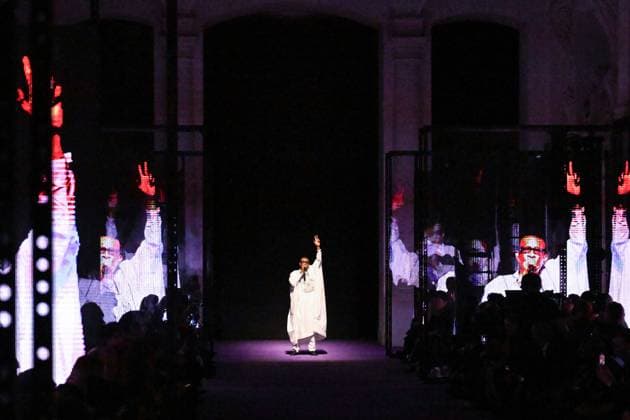 PFW Messika Runway Youssou N’Dour performing on the runway during the Messika Womenswear Spring Summer 2026 show as part of Paris Fashion Week in Paris, France on October 03, 2025. Photo by Aurore Marechal ABACAPRESS.COM Paris France  Copyright: xMarechalxAurore ABACAx