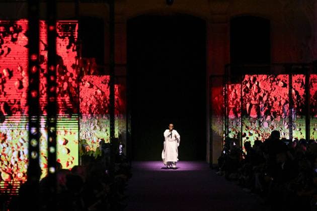PFW Messika Runway Youssou N’Dour performing on the runway during the Messika Womenswear Spring Summer 2026 show as part of Paris Fashion Week in Paris, France on October 03, 2025. Photo by Aurore Marechal ABACAPRESS.COM Paris France  Copyright: xMarechalxAurore ABACAx