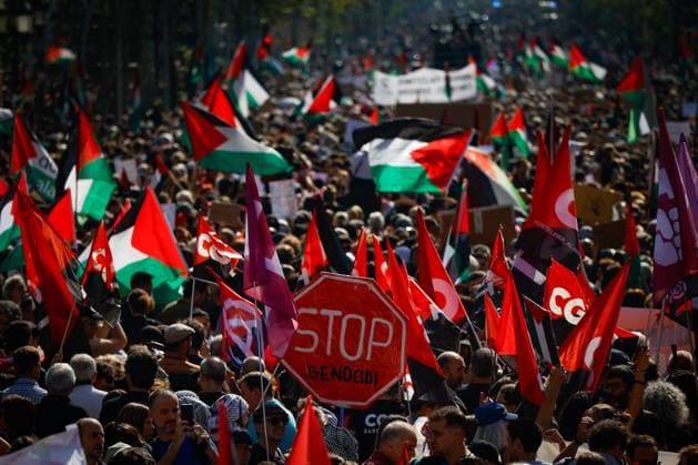 Demonstration in Barcelona to support Palestine under the slogan Fi al comerç d armes i a les relacions amb Israel Dozens of people during a demonstration in support of Palestine, on October 4, 2025, in Barcelona, Catalonia Spain Under the slogan Fi al comerç d armes i a les relacions amb Israel, mobilizations in support of Palestine take place in many cities in Spain to demand the arms embargo, the breaking of relations with Israel, and the opening of the humanitarian corridor 04 OCTOBER 2025 DEMONSTRATION BARCELONA CATALONIA PALESTINE ISRAEL GENOCIDE ARMS HUMANITARIAN CORRIDOR Kike Rincó Barcelona Catalunya Catalunya Barcelona Catalunya Espana  Copyright: xKikexRinconx 7002131