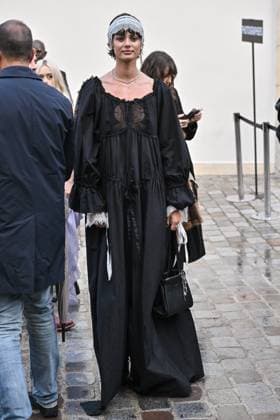 PFW Ann Demeulemeester Outside Arrivals Taylor Hill arriving at Ann Demeulemeester show during Paris Fashion Week in Paris, France on October 4, 2025. Photo by Julien Reynaud APS-Medias ABACAPRESS.COM Paris France  Copyright: xReynaudxJulien APS-Medias ABACAx