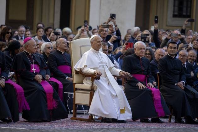 Swearing In Of The Swiss Guard At The Vatican VATICAN CITY, VATICAN - OCTOBER 04: Pope Leo XIV attends the swearing in of the new Pontifical Swiss Guards at San Damaso Court, on October 04, 2025 in Vatican City, Vatican. 27 new Swiss Guard recruits swore in during a ceremony attended by a Pope for the first time since Pope Paul VI. The swearing in ceremony requires the new Swiss Guards to swear loyalty to the reigning Pope and all his successors. Pablo Esparza Anadolu Vatican City Vatican. Editorial use only. Please get in touch for any other usage.  Copyright: x2025xAnadoluxPabloxEsparzax