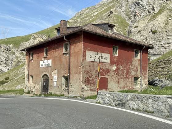 Zweites Haus Seconda Casa Cantoniera an der Straße sulla S.S.38 dello Stelvio nach von Bormio an Westrampe Südrampe westliche südliche zu von Stilfser Joch, Südtirol, Alto Adige, Italien Second house Seconda Casa Cantoniera on the road sulla S.S.38 dello Stelvio to from Bormio on west ramp south ramp west south to from Stelvio Pass, South Tyrol, Alto Adige, Italy Copyright: imageBROKER FrankxSchneider ibxfrs15195901.jpg