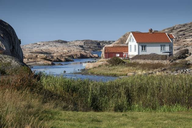 Weiße Häuser und falunrotes Bootshaus an grasbewachsenem Ufer, Bohus-Granit, Felsenküste, Ramsvik, Naturreservat Ramsviklandet, Bohuslän, Skagerrak, Sotenäs, Västra Götalands län, Schweden White houses and falun red boathouse on grassy shore, Bohus granite, rocky coast, Ramsvik, Naturreservat Ramsviklandet, Bohuslän, Skagerrak, Sotenäs, Västra Götalands län, Sweden Copyright: imageBROKER OlafxKrüger ibxomk15195679.jpg