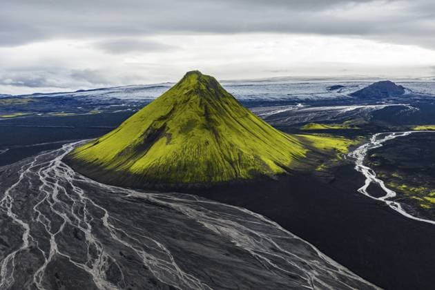Creative Highlights World Moosbewachsener Berg Mælifell, Maelifell, hinten Gletscher Myrdalsjökull, Isländisches Hochland, Island Moss-covered mountain Mælifell, Maelifell, behind glacier Myrdalsjökull, Icelandic Highlands, Iceland Copyright: imageBROKER RobertxHaasmann ibxroh15197063.jpg